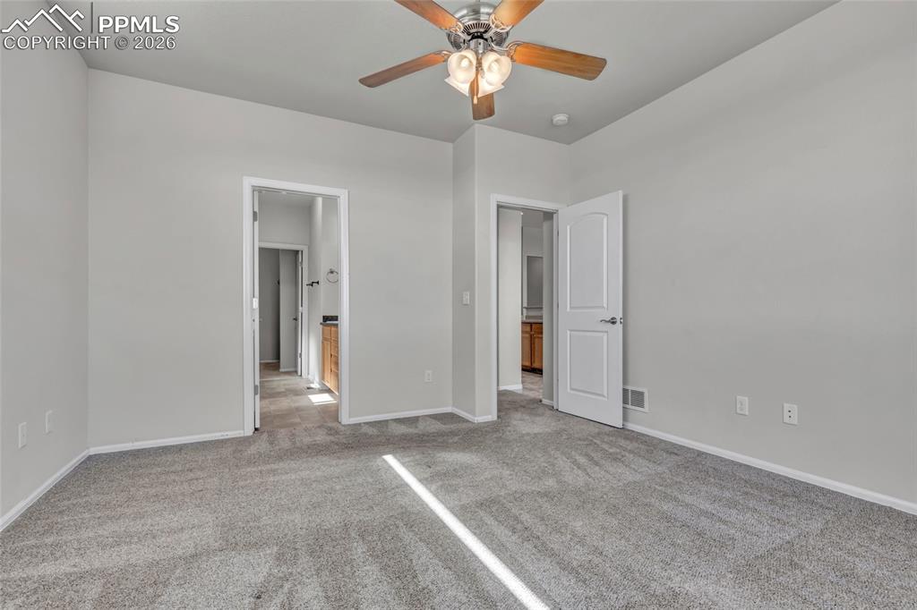 Image 18 of 25: Bedroom