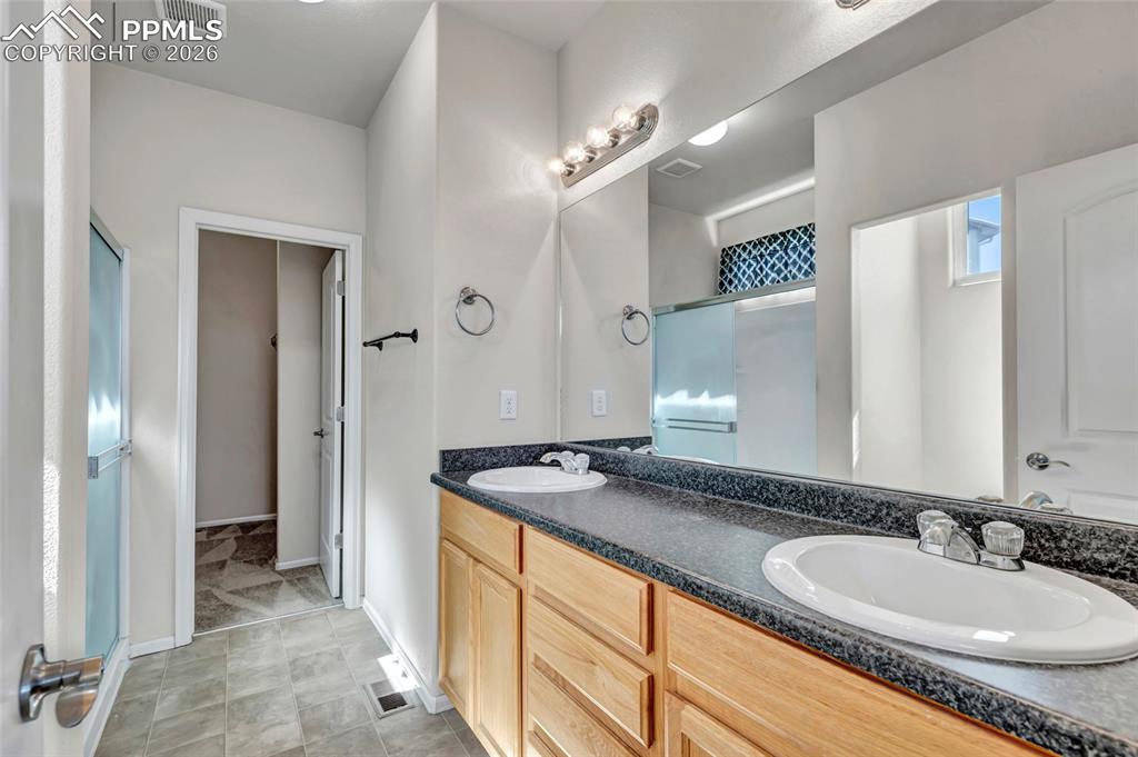 Image 19 of 25: Bathroom