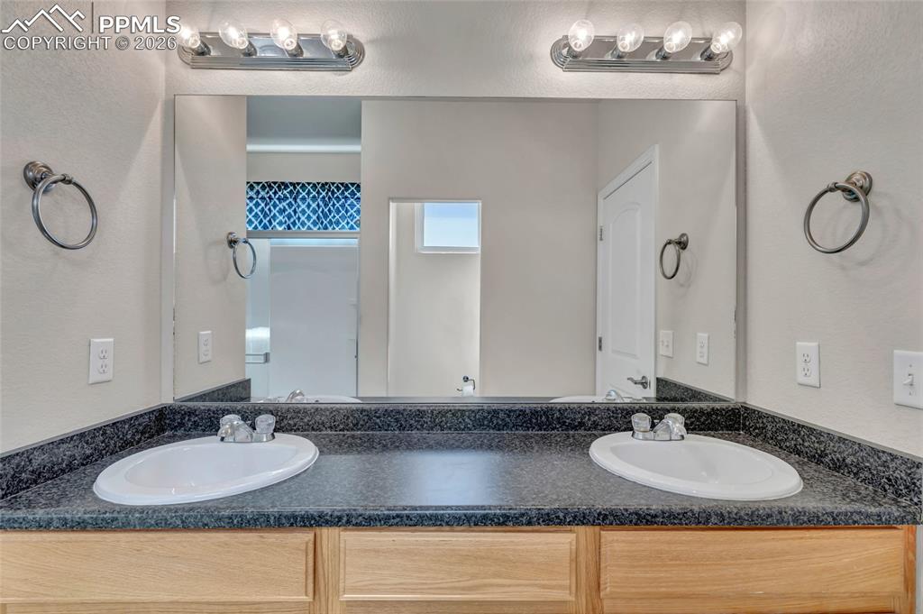 Image 20 of 25: Bathroom