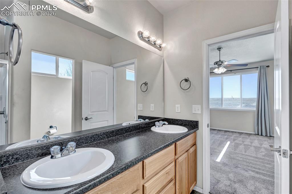 Image 21 of 25: Bathroom