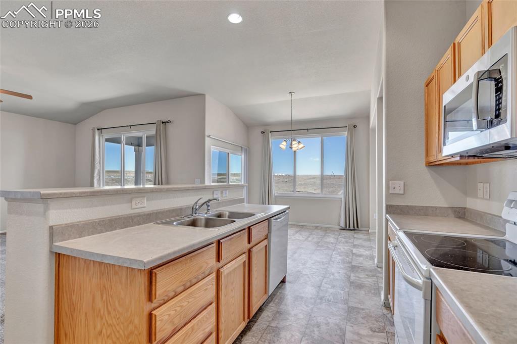 Image 8 of 25: Kitchen