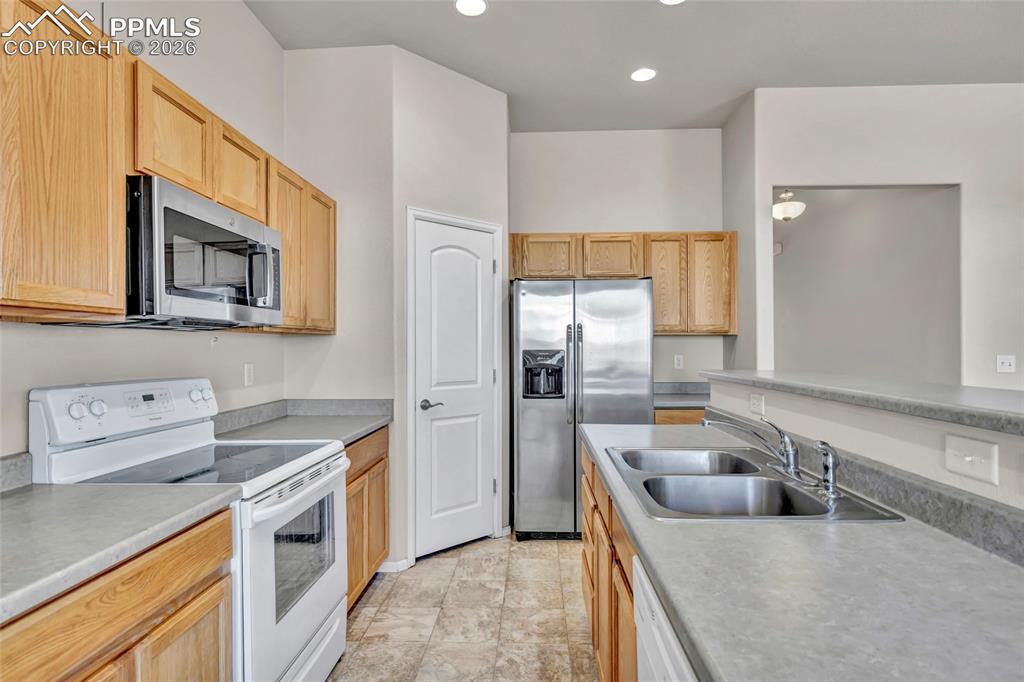 Image 9 of 25: Kitchen