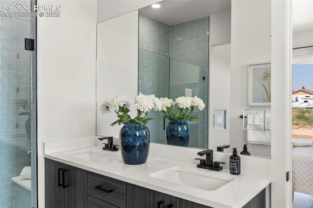Image 16 of 36: Bathroom