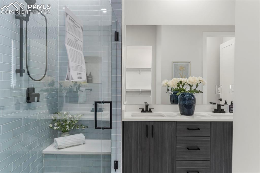 Image 17 of 36: Bathroom