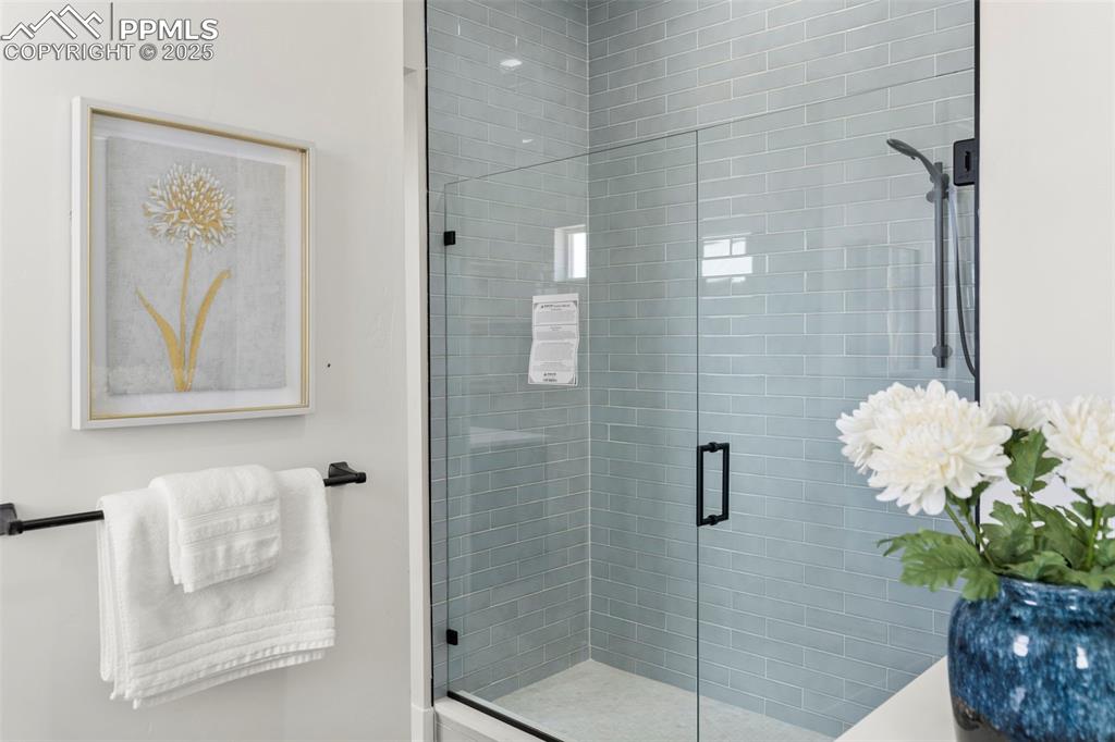 Image 18 of 36: Bathroom