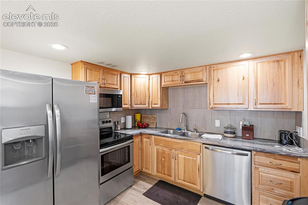 Image 11 of 19: Kitchen