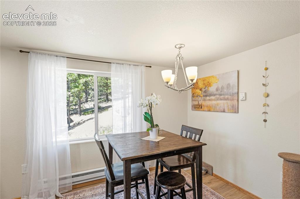 Image 13 of 19: Dining Area