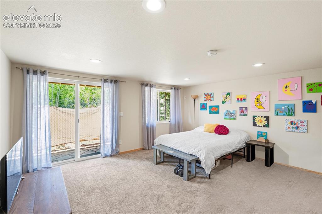 Image 16 of 19: Bedroom