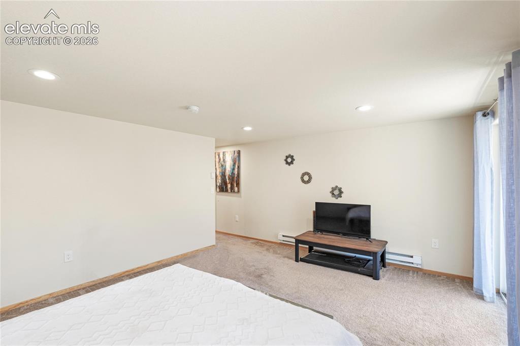 Image 17 of 19: Bedroom