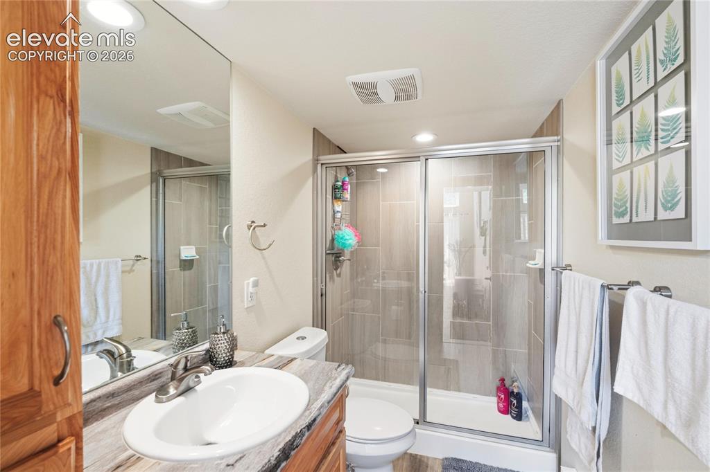 Image 18 of 19: Bathroom