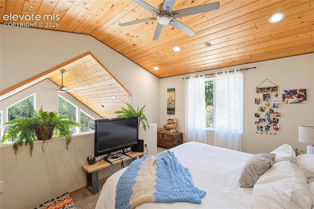 Image 4 of 19: Bedroom