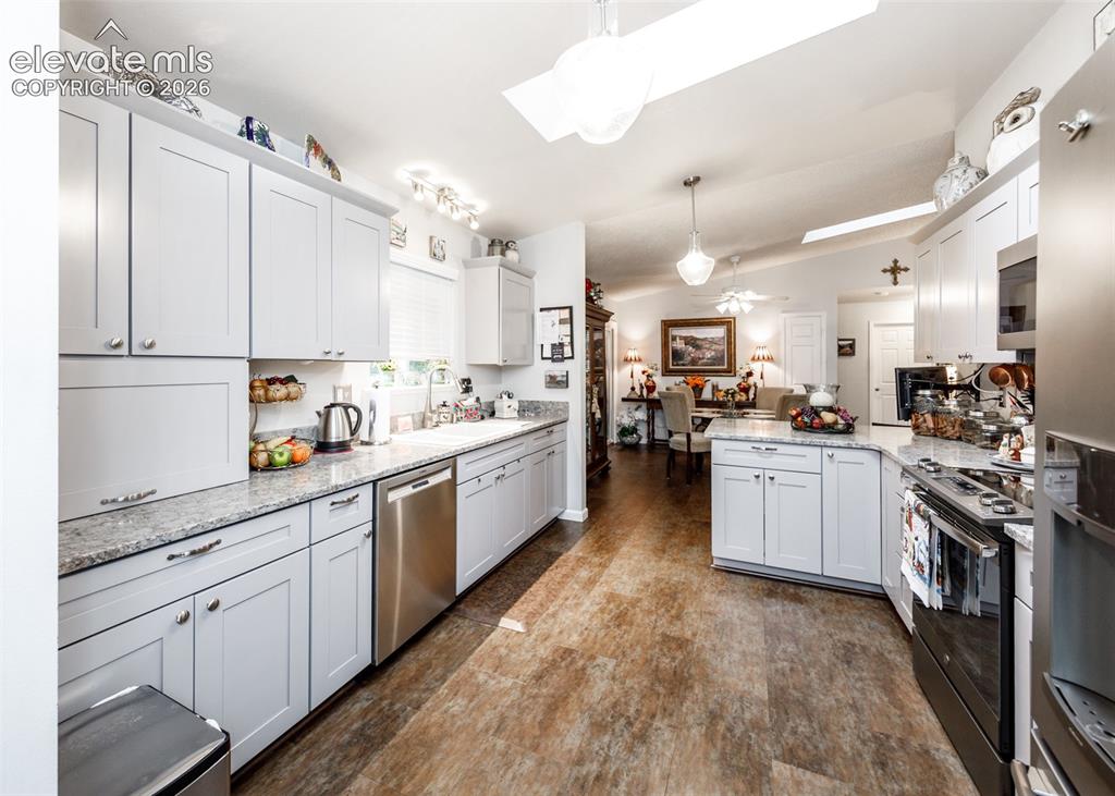 Image 10 of 47: Kitchen