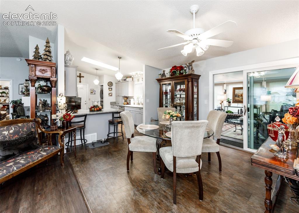 Image 11 of 47: Dining Area