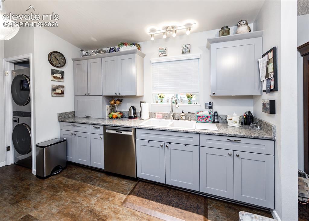 Image 9 of 47: Kitchen