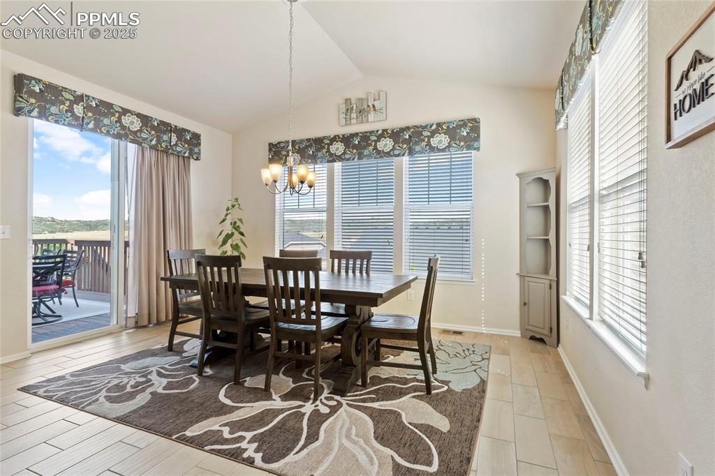 Image 11 of 30: Dining Area