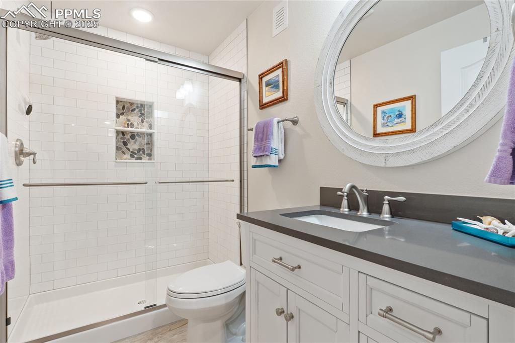 Image 18 of 30: Bathroom
