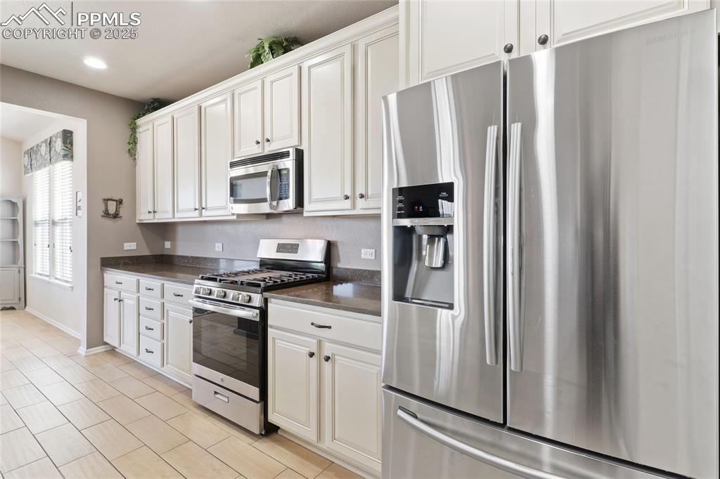 Image 9 of 30: Kitchen