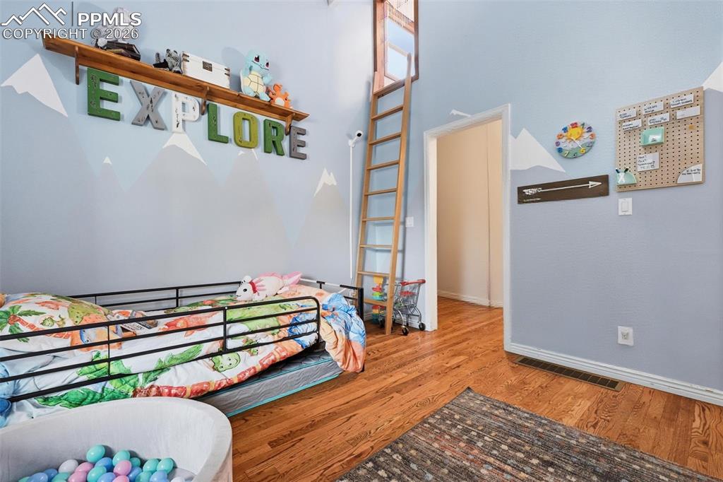 Image 14 of 35: Bedroom