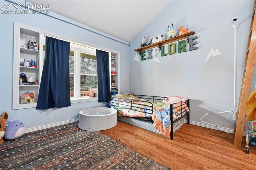 Image 15 of 35: Bedroom