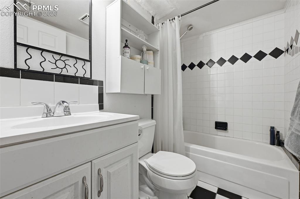 Image 24 of 35: Bathroom