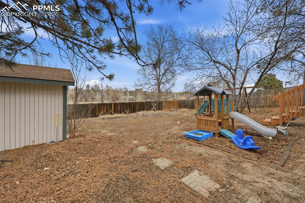 Image 28 of 35: Yard