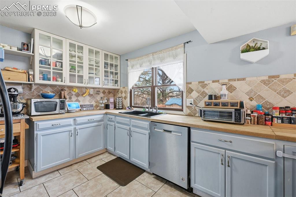 Image 7 of 35: Kitchen