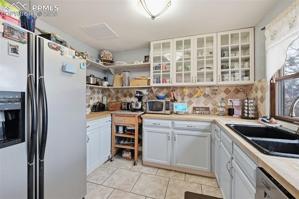 Image 8 of 35: Kitchen