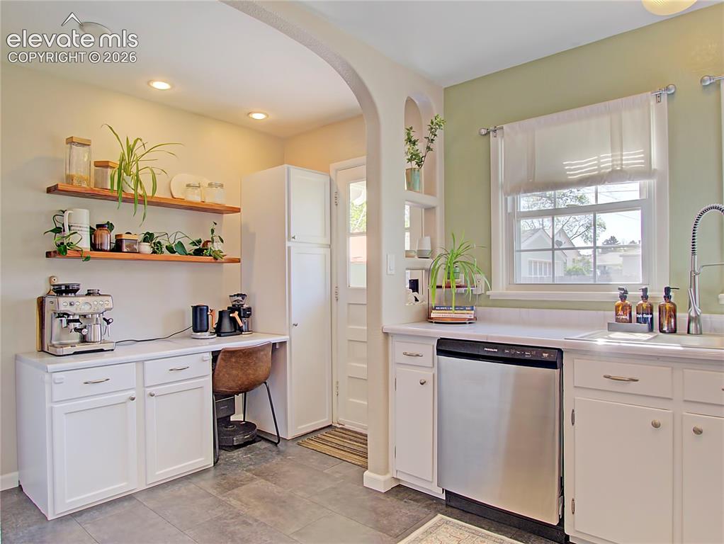 Image 11 of 25: Kitchen