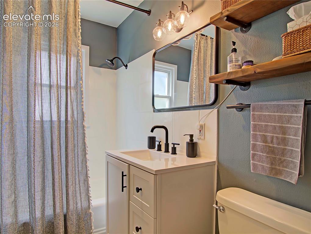 Image 15 of 25: Bathroom