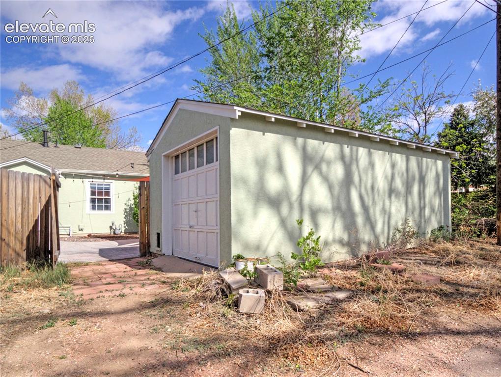 Image 19 of 25: Garage