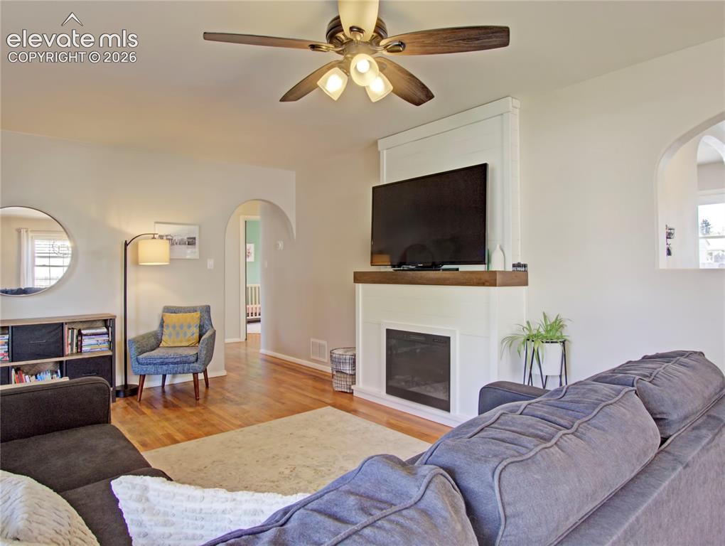 Image 5 of 25: Living Room