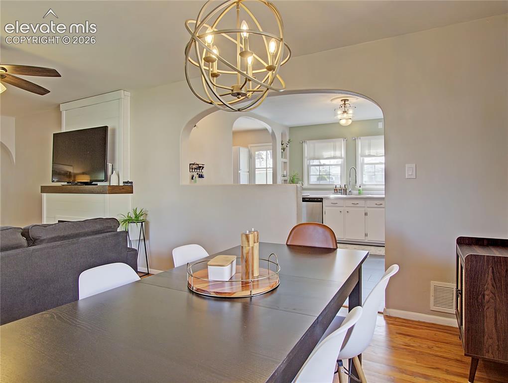 Image 7 of 25: Dining Area