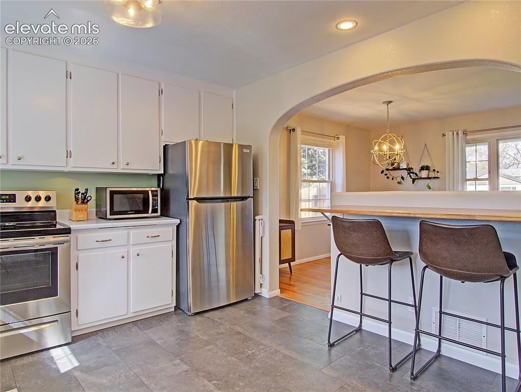 Image 9 of 25: Kitchen