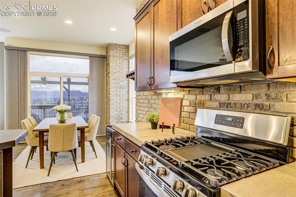 Image 11 of 50: Enjoy cooking from the gas range with beautiful stone backsplash