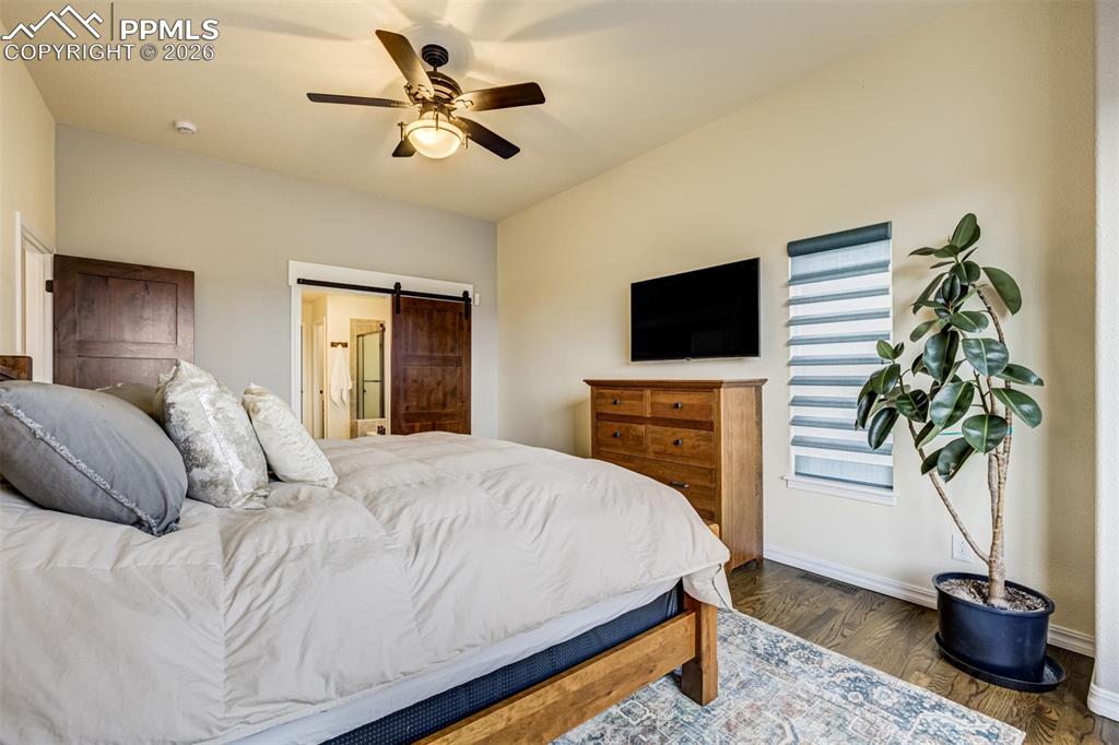 Image 21 of 50: Primary bedroom