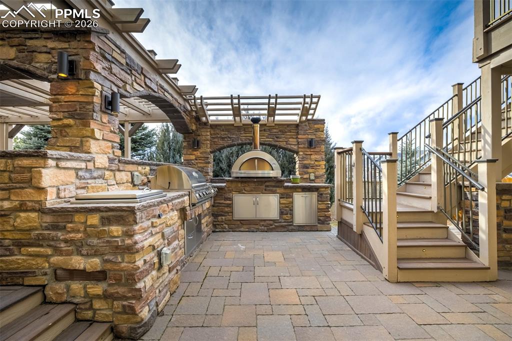 Image 41 of 50: Stunning outdoor kitchen perfect for entertaining