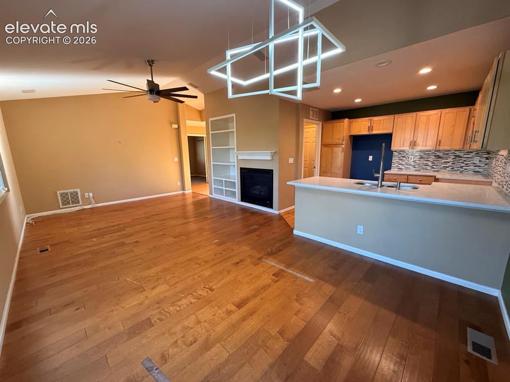 Image 26 of 42: Dining Area