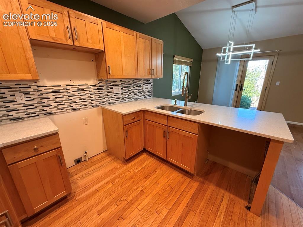 Image 31 of 42: Kitchen