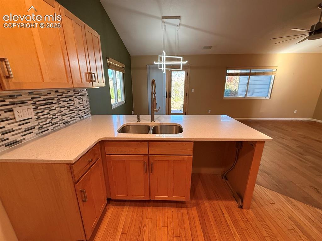 Image 32 of 42: Kitchen