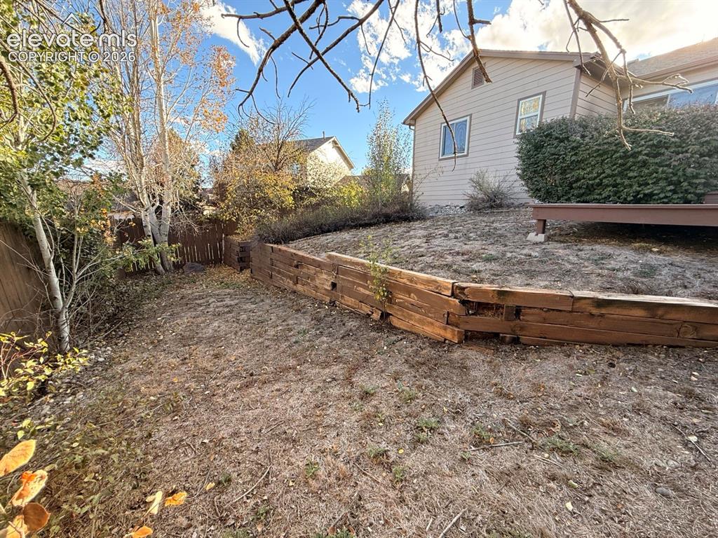Image 41 of 42: Yard