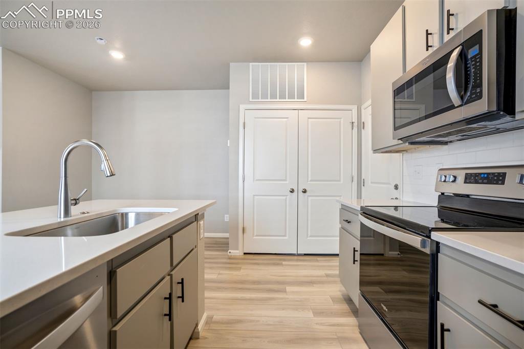 Image 16 of 50: Kitchen