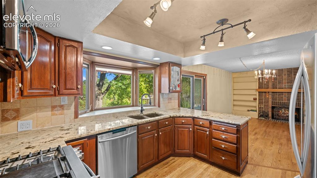 Image 15 of 34: Kitchen