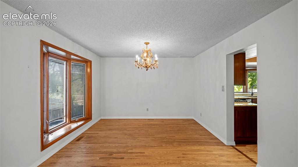 Image 8 of 34: Dining Area