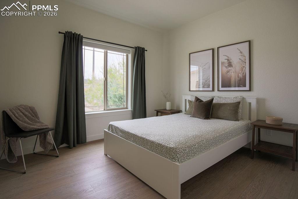 Image 21 of 34: Bedroom