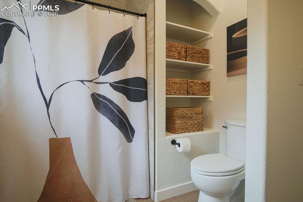 Image 29 of 34: Bathroom