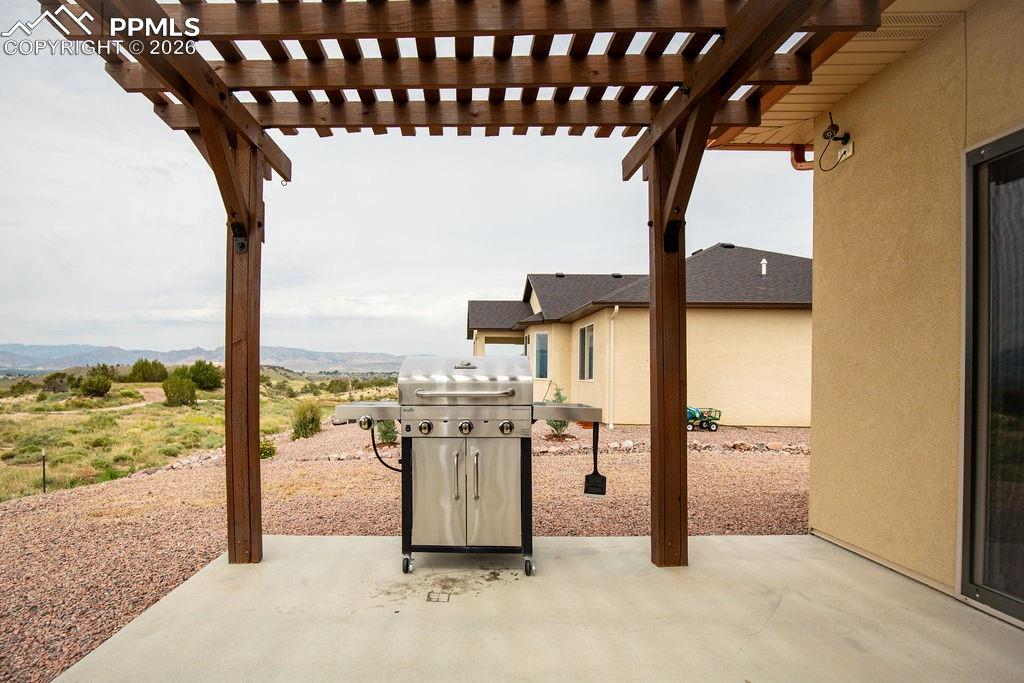 Image 32 of 34: Patio