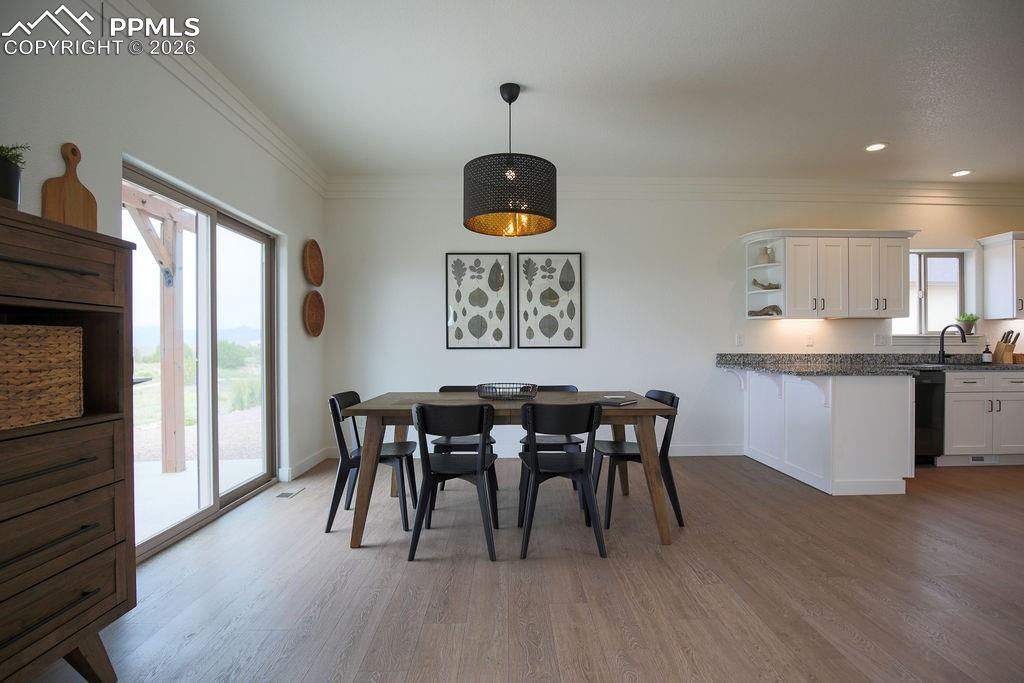 Image 7 of 34: Dining Area