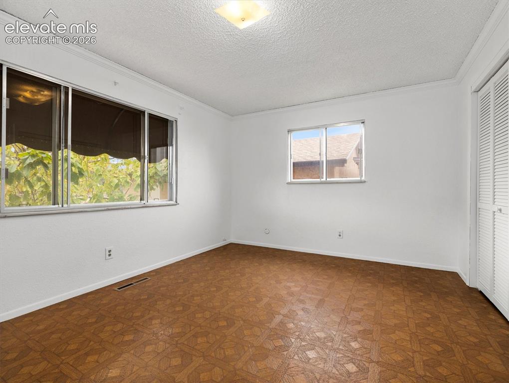 Image 10 of 39: Bedroom