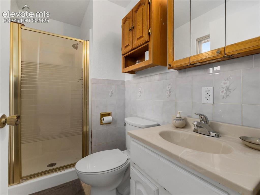 Image 18 of 39: Bathroom