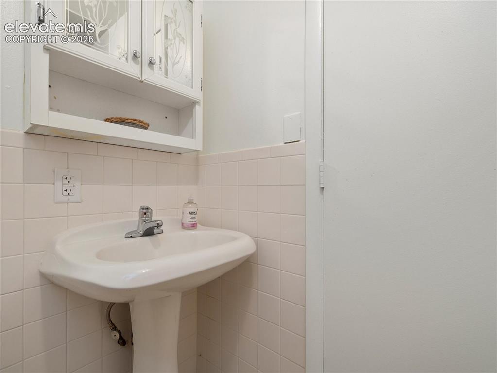 Image 19 of 39: Bathroom